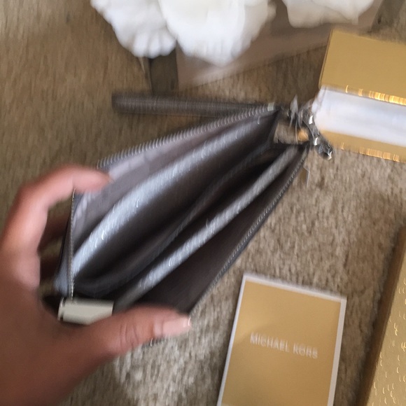 Authentic Michael Kors wristlet - Picture 3 of 4